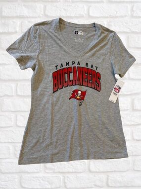 NFL Women's Gray Tampa Buccaneers Tee with Bold Red Graphic‎ Size M NWT
